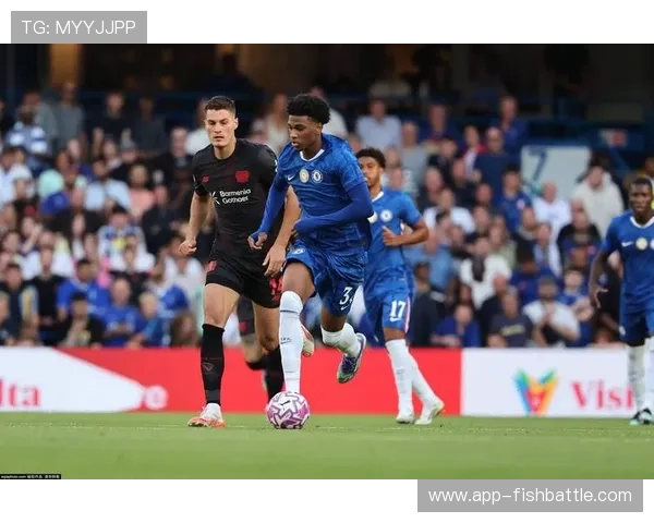 切尔西少一人作战反率先破门，查洛巴头球建功